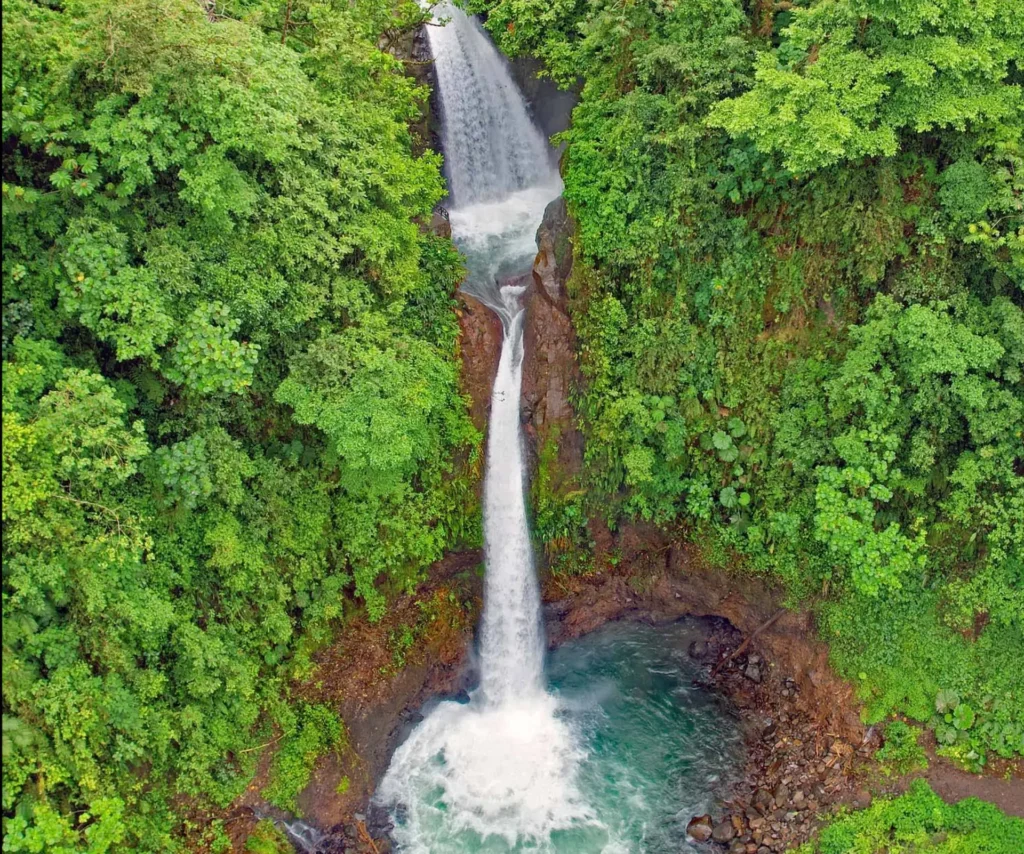 Vista aerea de la catarata la paz en vara blanca.