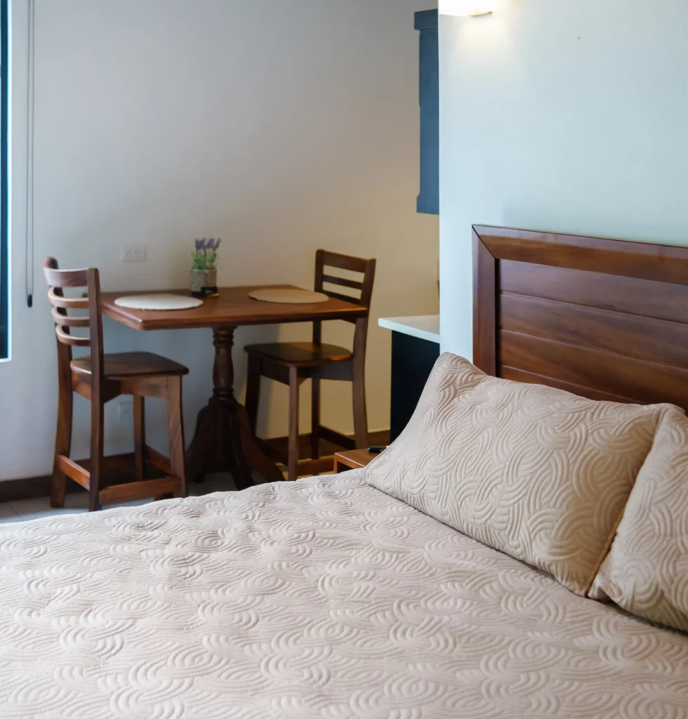 Cama King size en suite de montaña estilo cabaña moderna cerca del Volcán Poás.
