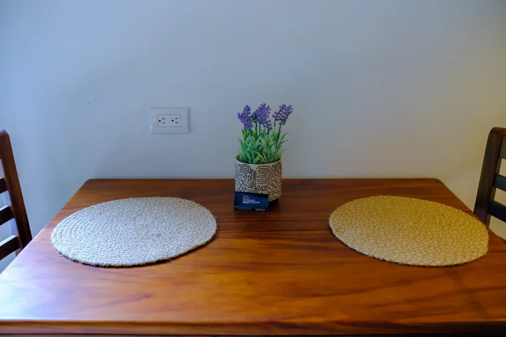 Zona de comedor privada en suite estilo cabaña de montaña cerca del Volcán Poás.