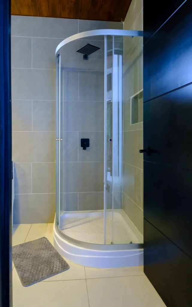 Ducha con agua caliente en las suites de oasis mountain fraijanes.