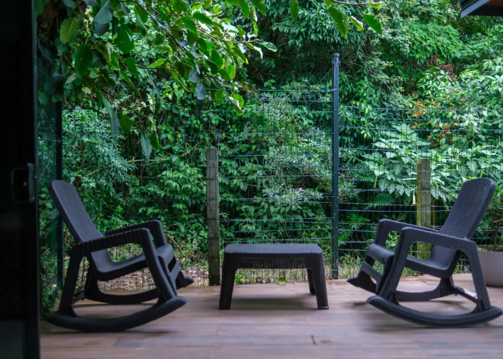 Terraza privada con vistas al bosque en una suite de montaña cerca del Volcán Poás, ideal para el relax.