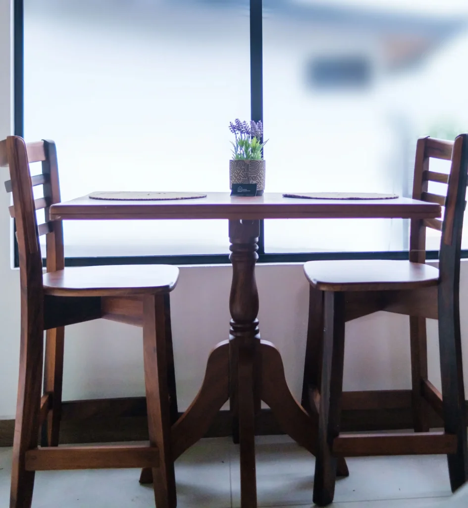 Zona de comedor privada en suite estilo cabaña de montaña cerca del Volcán Poás.