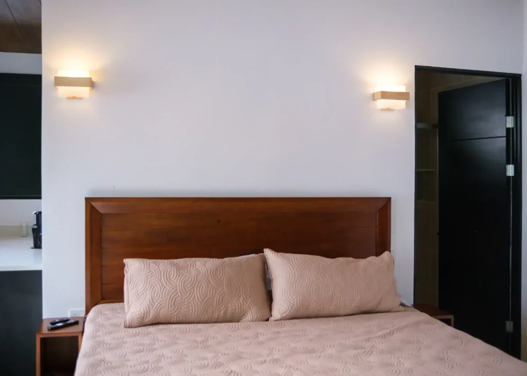 Cama King size en suite de montaña estilo cabaña moderna cerca del Volcán Poás.
