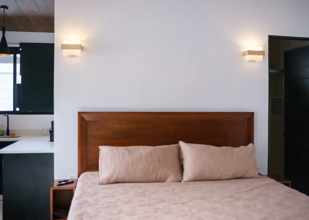 Cama King size en suite de montaña estilo cabaña moderna cerca del Volcán Poás.