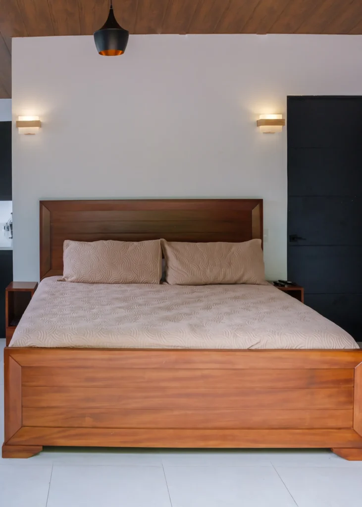Cama King size en suite de montaña estilo cabaña moderna cerca del Volcán Poás.