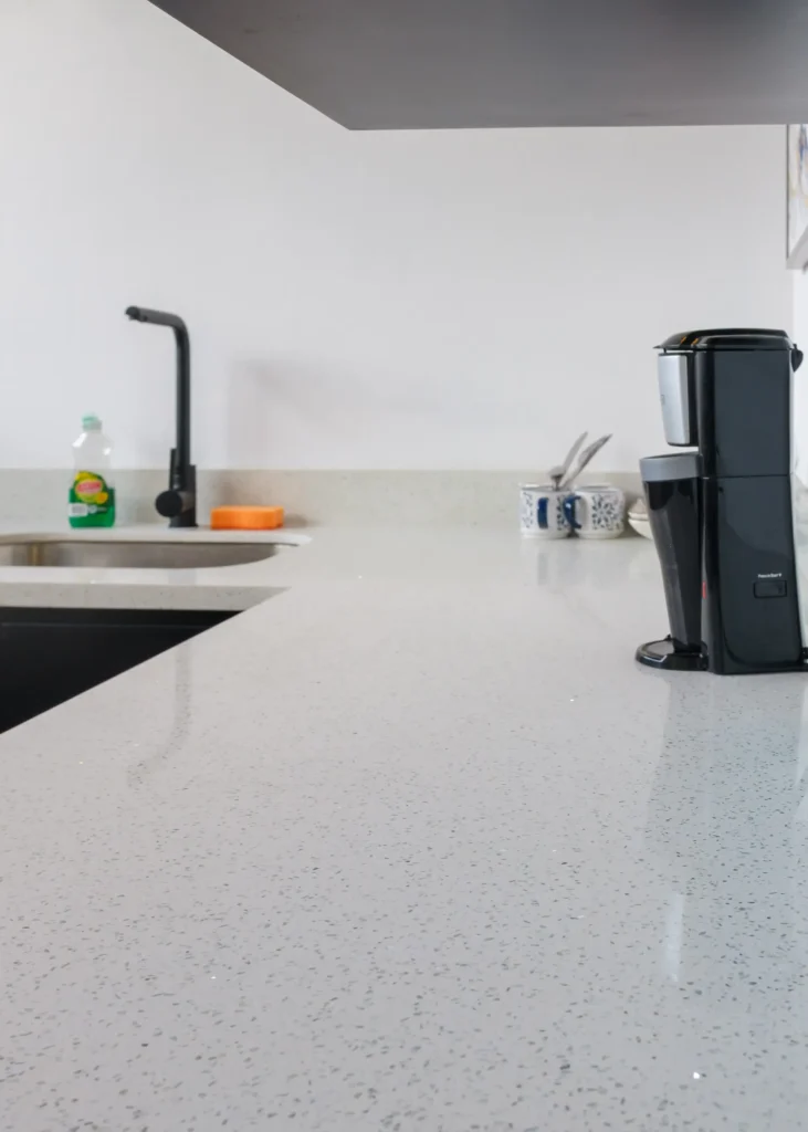 Pequeña cocina con electrodomésticos modernos en suite tipo cabaña equipada cerca del Volcán Poás.