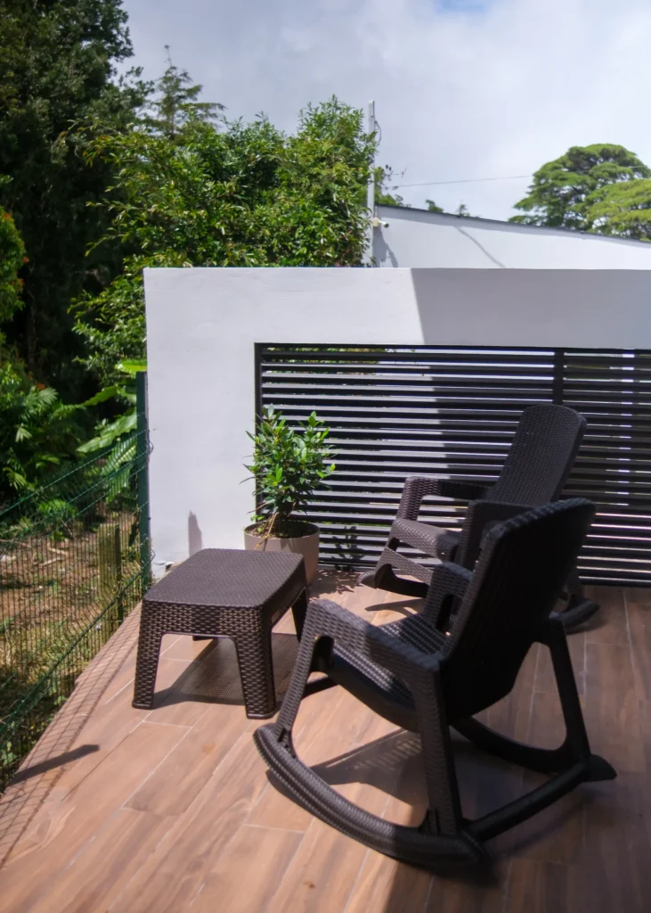 Terraza privada con vistas al bosque en una suite de montaña cerca del Volcán Poás, ideal para el relax.