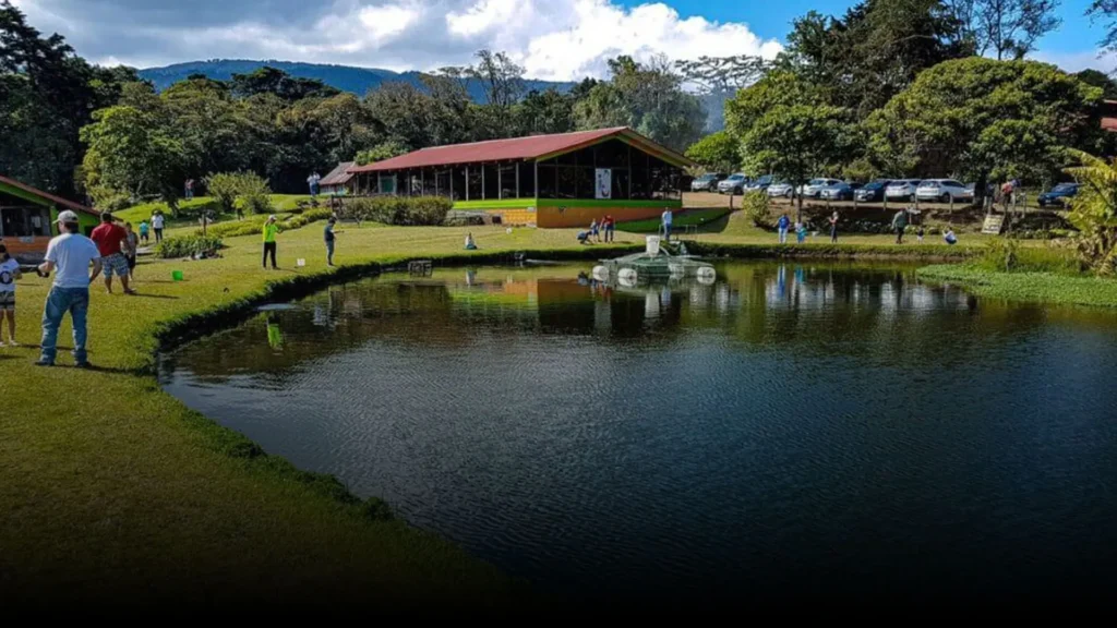 Lago de pesca de truchas en fraijanes