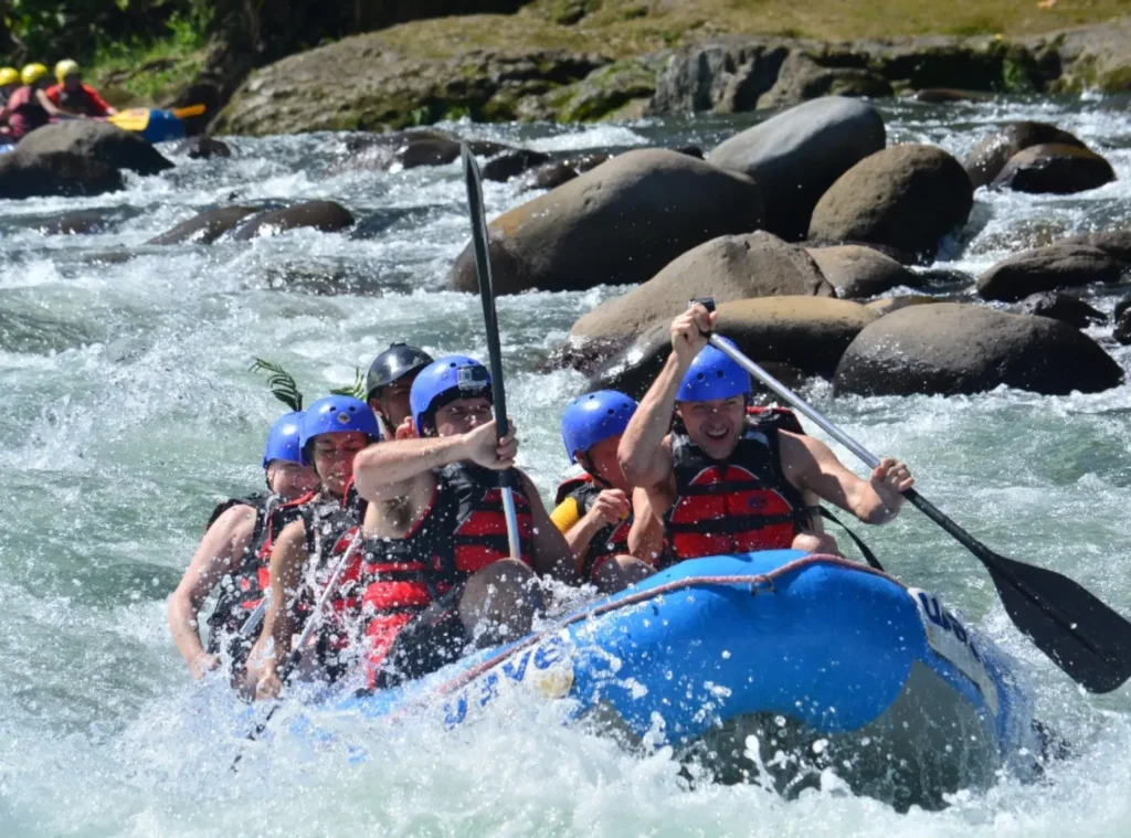 Tour de rafting en el rio sarapiquí en Costa Rica
